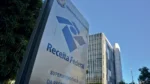 Fachada da Receita Federal com prédio ao fundo, relacionada à arrecadação de R$ 308 milhões com taxação de dividendos em março.
