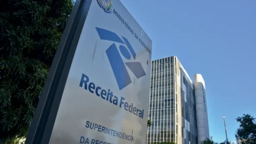 Fachada da Receita Federal com prédio ao fundo, relacionada à arrecadação de R$ 308 milhões com taxação de dividendos em março.