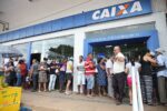 Fila em frente à agência da Caixa, representando mudanças no atendimento bancário no feriado de Tiradentes em abril de 2026.