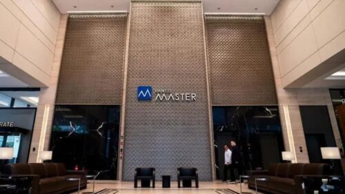 Entrada do Banco Master com clientes ao fundo, em meio a debate sobre sigilo de documentos da liquidação.