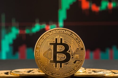 Moeda de Bitcoin em destaque com gráfico de alta ao fundo, refletindo valorização das criptomoedas após trégua geopolítica.