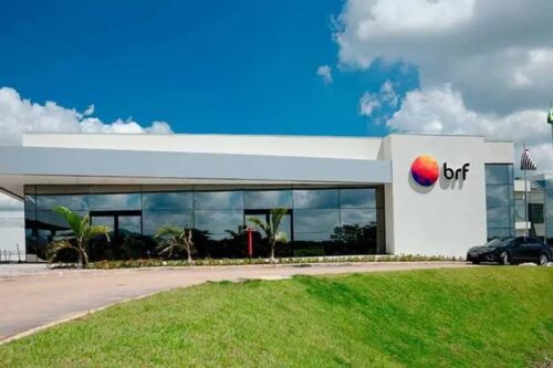 Sede da BRF com logo da empresa; companhia anuncia pagamento de R$ 800 milhões em dividendos intermediários.
