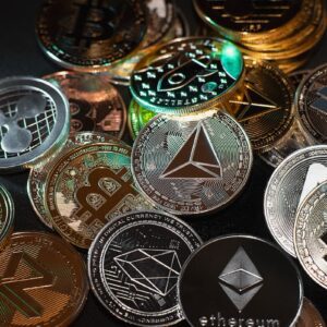 Criptomoedas para investir em abril de 2026 ilustradas em moedas digitais como Bitcoin, Ethereum e outras altcoins.