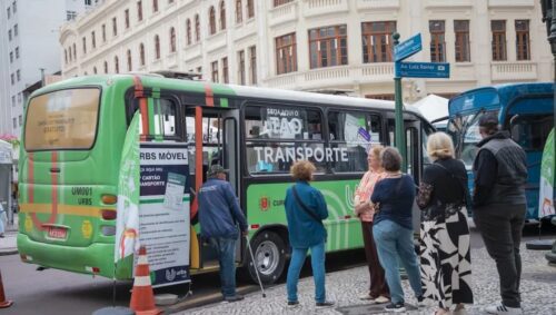 Passageiros aguardam embarque em ônibus em Curitiba durante feriado com horários especiais no transporte público.