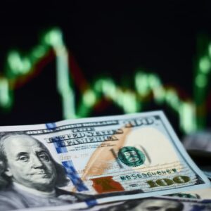 Dólar em destaque com gráfico ao fundo representa dolarização e proteção cambial em cenário econômico instável.