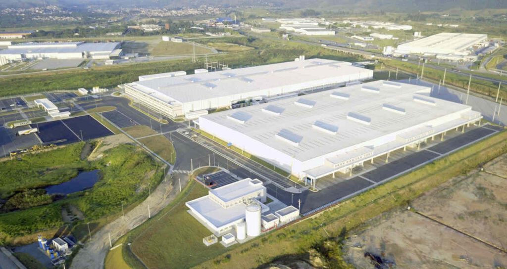 Galpão industrial de grande porte visto de cima, representando fundos imobiliários de logística e ativos do setor.