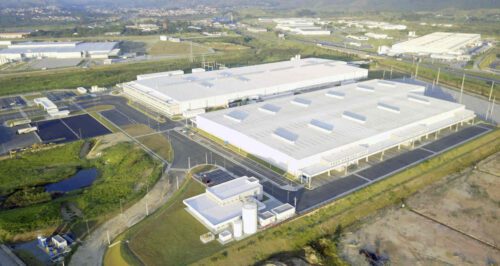 Galpão industrial de grande porte visto de cima, representando fundos imobiliários de logística e ativos do setor.