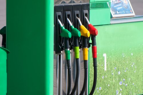 Bombas de combustível em posto indicam alta de preços ligada à inflação e custos de energia no Brasil.