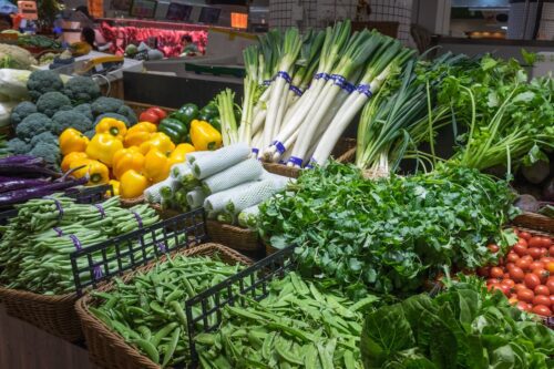 Feira com verduras e legumes; alta dos alimentos pressiona inflação medida pelo IPCA em março.