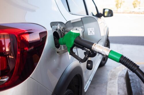 Veículo elétrico sendo abastecido com carregador de alta voltagem, destacando a importância de veículos sustentáveis e economia de energia e representando o IPVA 2026.