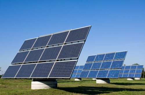 Painéis solares instalados em usina geram energia limpa e reforçam projeto de expansão da capacidade elétrica.