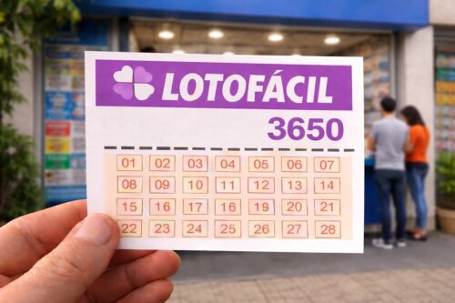 Bilhete da Lotofácil 3650 em primeiro plano, com casa lotérica e pessoas ao fundo aguardando atendimento.