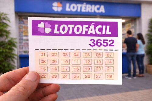 Sorteio de loteria com bilhete da Lotofácil 3652 na fachada de uma lotérica, destaque para o nome e o número do sorteio.