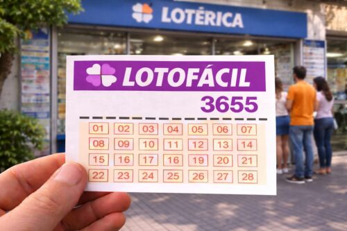 Imagem de uma pessoa segurando um bilhete da Lotofácil 3655 na frente de uma lotérica.