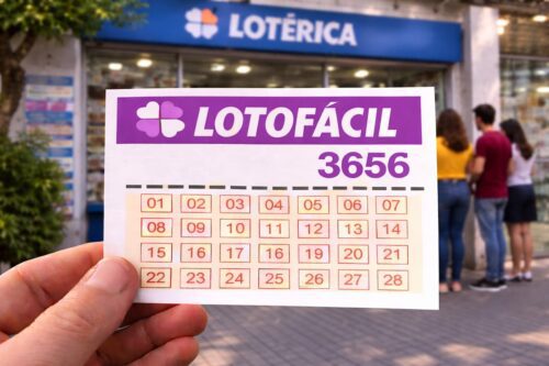 Pessoa segura uma aposta de Lotofácil 3656, com uma entidade de lotérica ao fundo e um grupo de pessoas aguardando na fila.
