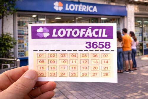 Imagem de um bilhete da Lotofácil 3658 exibido na frente de uma lotérica, com pessoas ao fundo na rua.
