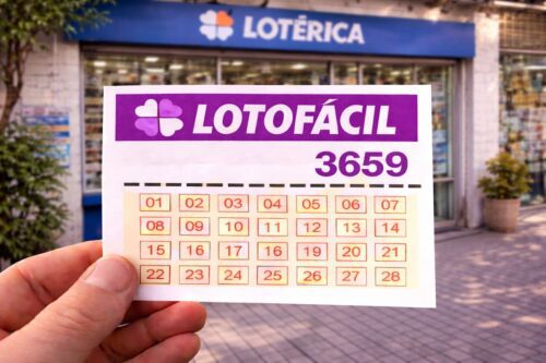 De mãos segurando um bilhete da Lotofácil 3659 em frente a uma lotérica, destaque para o número do concurso.