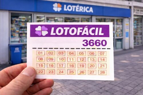 Pessoa segurando um bilhete de loteria na frente de uma lotérica, promovendo a aposta na Lotérica Lotofácil 3660.