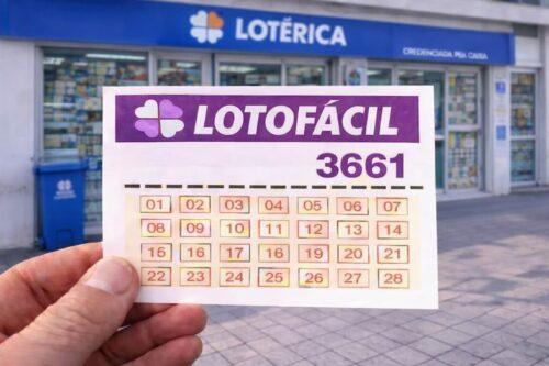 Sorteio da loteria lotofácil com bilhete na mão na frente de uma lotérica
