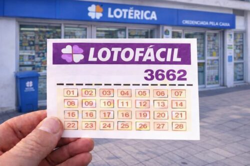 Cartela de Lotofácil 3662 na frente de uma lotérica, com o número 3662 visível.