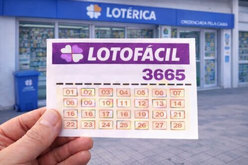 Pessoa segurando uma cartela de bilhetes Lotofácil 3665 na frente de uma lotérica com o nome 'Loteria' visível no fundo.