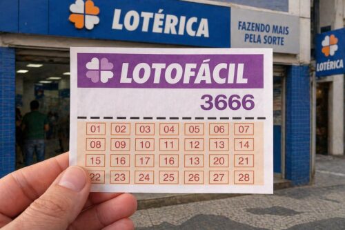 Cartela de aposta da loteria Lotofácil 3666 com números de 1 a 28, sendo segurada por uma pessoa na frente de uma casa lotérica na rua.