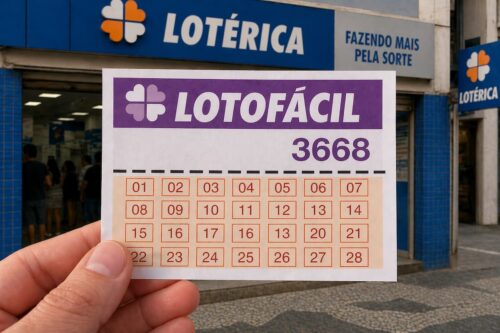 Sorteios da Loteria com bilhete de aposta na frente, em frente a uma casa de lotérica. O bilhete da Lotofácil 3668 mostra dezenas marcadas de 01 a 28.
