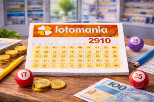 Bilhete de loteria da Lotomania 2910, com números sorteados, moedas de dinheiro, bolinhas de bingo e bilhete de papelão sobre uma mesa de madeira.
