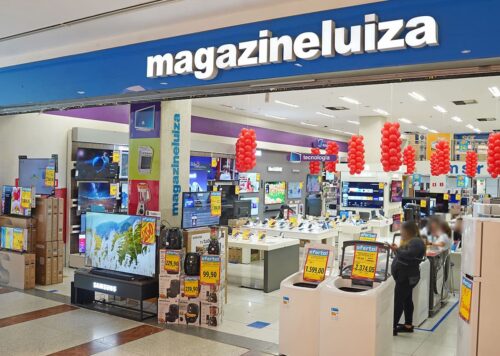 Loja da Magazine Luiza (MGLU3) com eletrônicos em exposição; empresa anuncia R$ 63 milhões em dividendos aos acionistas.