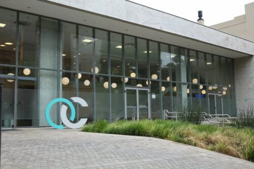 Fachada da Oncoclínicas; empresa busca alternativas de capitalização após saída de Porto e Fleury.