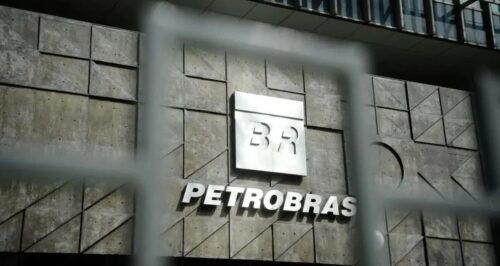 Fachada da Petrobras com logotipo, após queda das ações com recuo de 15% do petróleo no mercado global.