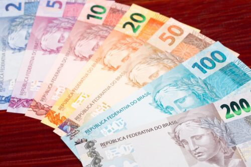 Cédulas de real em leque ilustram projeção do governo de salário mínimo de R$ 1.717 para 2027