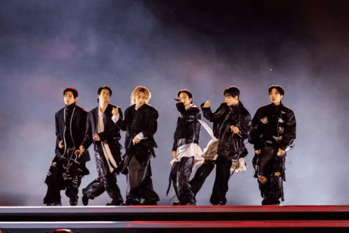 BTS se apresenta em show com sete integrantes no palco durante turnê, destaque para venda de ingressos no Brasil