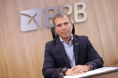 Ex-presidente do BRB em escritório institucional, ligado a investigação financeira em análise no STF.