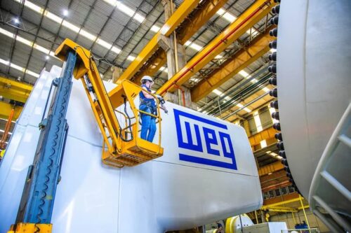 Funcionário em fábrica da WEG durante operação industrial; empresa cai na bolsa após balanço fraco do 1º trimestre.
