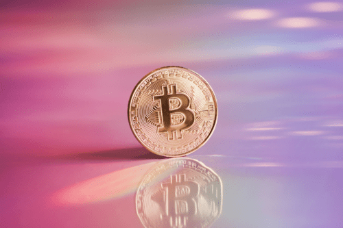 Moeda bitcoin dourada em fundo holográfico, abstrato e neon. moeda digital, estilo comercial.