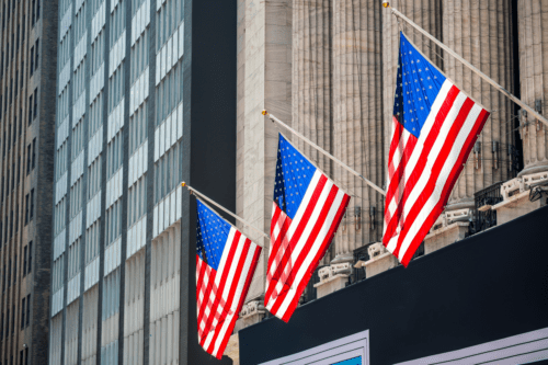Bandeiras americanas na construção da cidade.