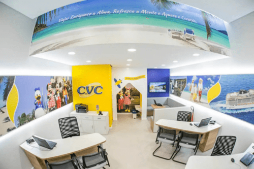 Imagem de uma sala de atendimento ao cliente CVC com decoração temática de viagem, incluindo personagens Disney e decoração marítima, promovendo viagens de lazer e turismo.