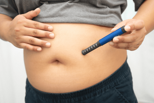 Pessoa com diabetes injetando insulina.