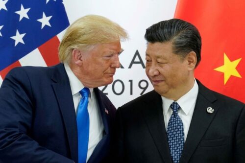 O presidente dos EUA, Donald Trump, e o presidente da China, Xi Jinping, aparecem lado a lado.
