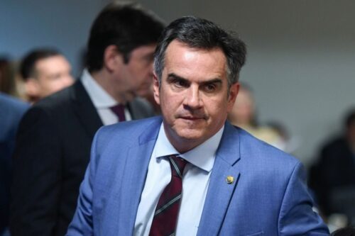 Retrato em plano médio do político Ciro Nogueira em um ambiente formal.