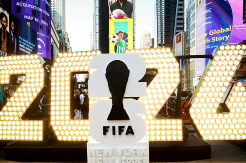 Uma instalação luminosa gigante na Times Square, em Nova York, formando o número 2026.