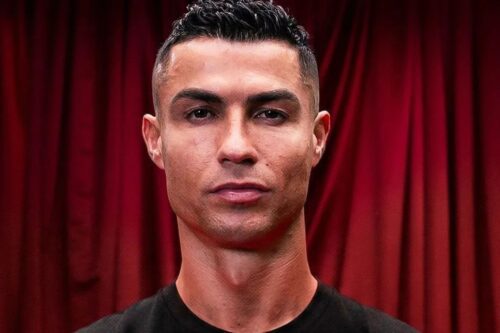 Retrato em close do jogador de futebol Cristiano Ronaldo. Ele olha diretamente para a câmera com uma expressão séria e focada.