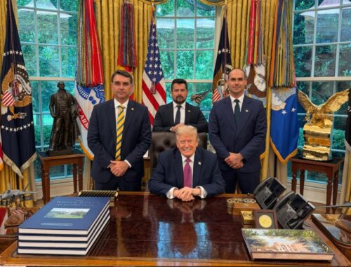 Foto de Flávio Bolsonaro e Donald Trump na Casa Branca