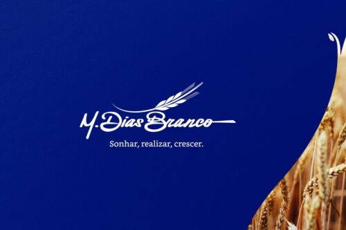 Logotipo branco da M. Dias Branco centralizado sobre um fundo azul royal.