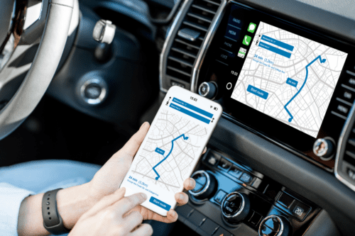 Telefone inteligente com aplicativo de navegação no carro.