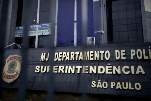 Placa externa de granito escuro em frente ao prédio da Superintendência Regional da Polícia Federal em São Paulo.