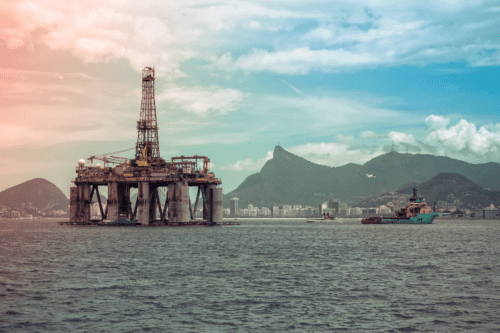 Plataforma de petróleo offshore com panorama do Rio de Janeiro, Brasil