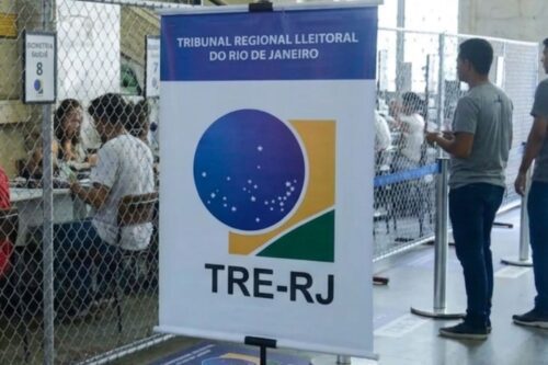 Interior de um posto de atendimento do TRE-RJ para recadastramento biométrico.