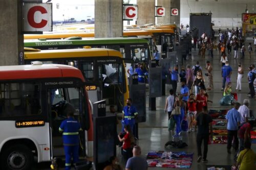 Uma movimentada estação de ônibus.